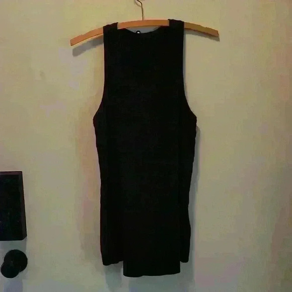 Lululemon open back womans size small  shirt in black - Picture 1 of 4